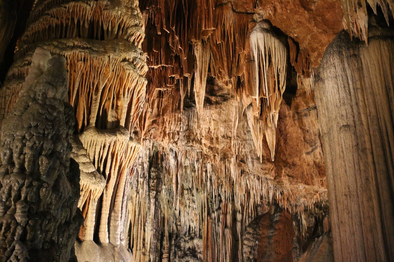 La cueva cuenta con este guía que lleva dedicando su vida a mostrar los secretos de esta joya de la provincia a miles de turistas desde 1983.