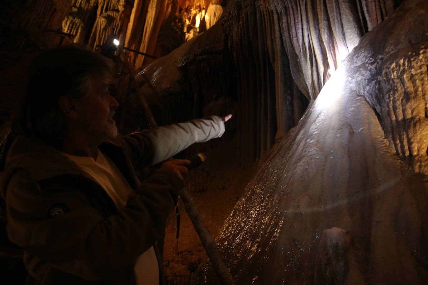 La cueva cuenta con este guía que lleva dedicando su vida a mostrar los secretos de esta joya de la provincia a miles de turistas desde 1983.