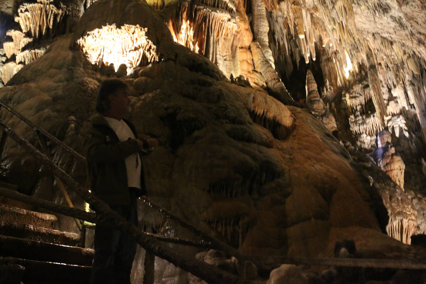 La cueva cuenta con este guía que lleva dedicando su vida a mostrar los secretos de esta joya de la provincia a miles de turistas desde 1983.