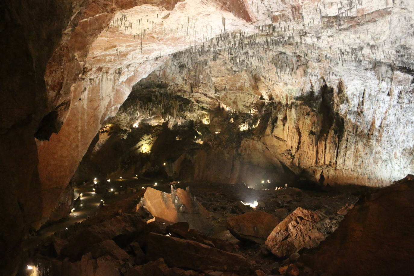 La cueva cuenta con este guía que lleva dedicando su vida a mostrar los secretos de esta joya de la provincia a miles de turistas desde 1983.