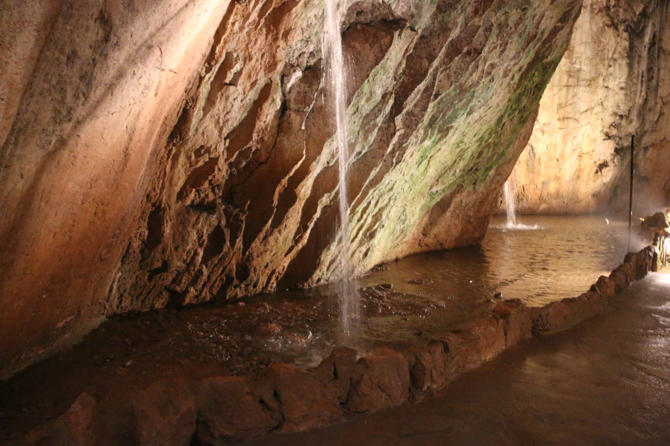 La cueva cuenta con este guía que lleva dedicando su vida a mostrar los secretos de esta joya de la provincia a miles de turistas desde 1983.