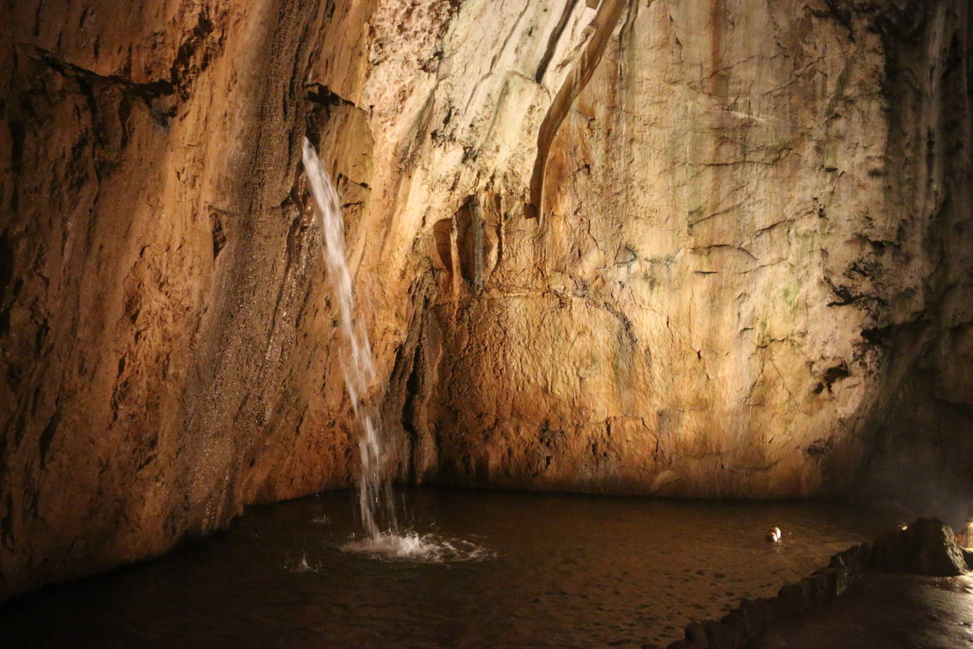 La cueva cuenta con este guía que lleva dedicando su vida a mostrar los secretos de esta joya de la provincia a miles de turistas desde 1983.