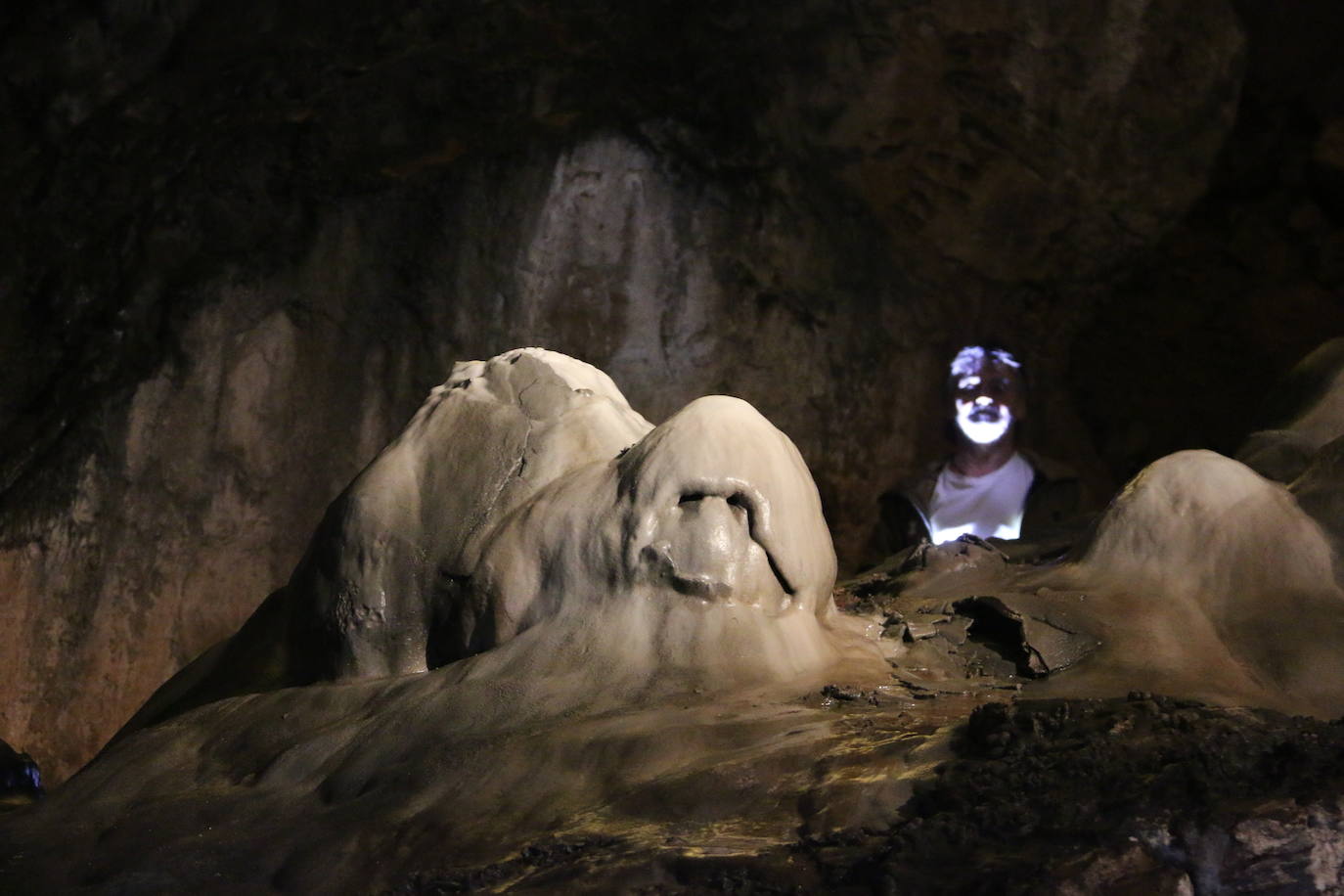 La cueva cuenta con este guía que lleva dedicando su vida a mostrar los secretos de esta joya de la provincia a miles de turistas desde 1983.