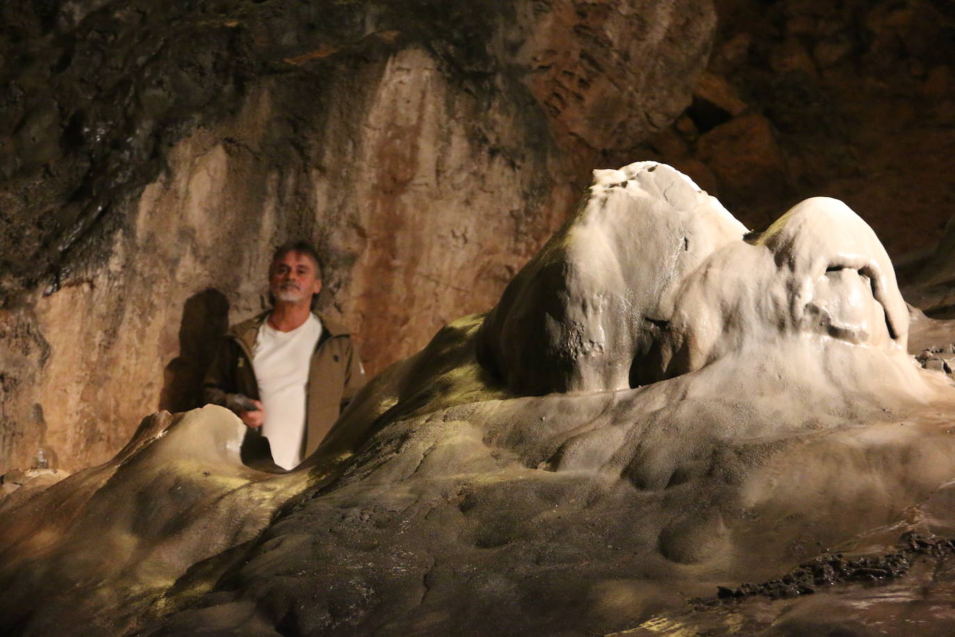 La cueva cuenta con este guía que lleva dedicando su vida a mostrar los secretos de esta joya de la provincia a miles de turistas desde 1983.