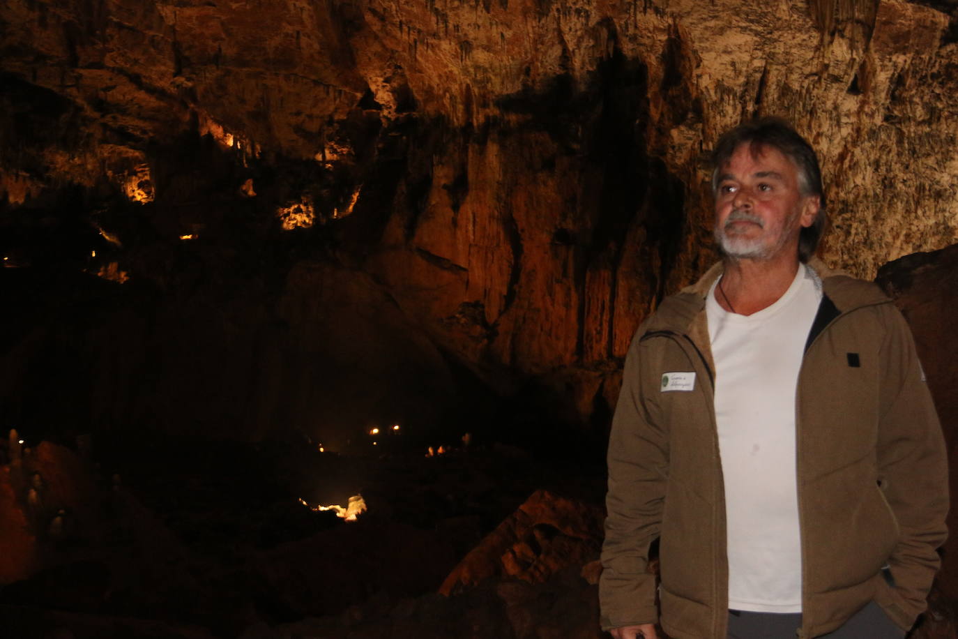 La cueva cuenta con este guía que lleva dedicando su vida a mostrar los secretos de esta joya de la provincia a miles de turistas desde 1983.