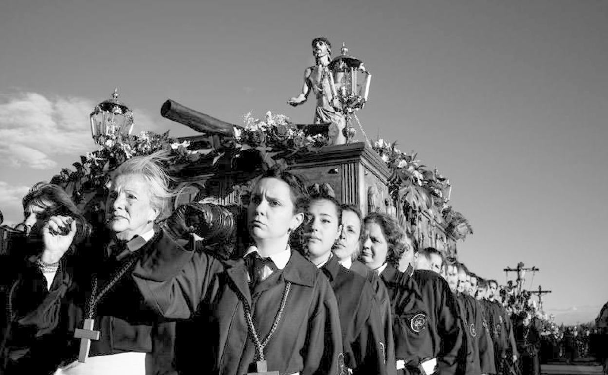 La fotografía 'Cargando' de Carlos Fernando García, ha sido la ganadora del XII maratón fotográfico Reino de León.