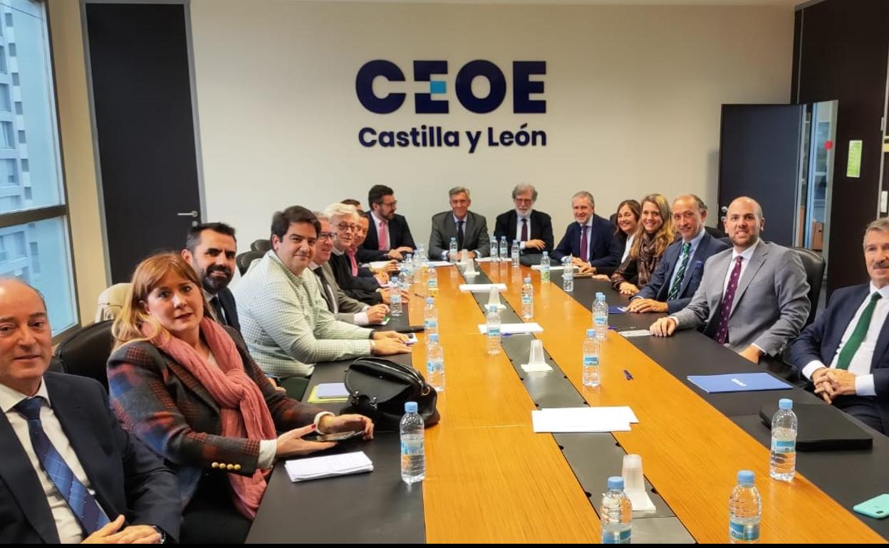 La patronal castellano y leonesa organizó este jueves una reunión de carácter «urgente» por la «preocupante» situación económica de Castilla y León.