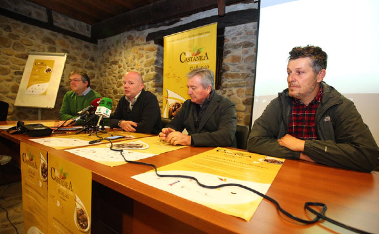 El director de la Mesa del Castaño del Bierzo, Pablo Linares, y el alcalde de Carracedelo, Raúl Valcarce, presentan la XIII Feria de la Castaña del Bierzo Biocastanea 2022.