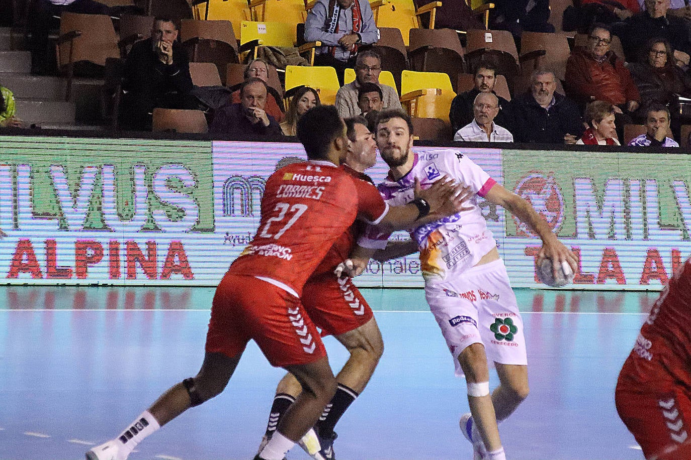 El Abanca Ademar ha superado a Bada Huesca y sigue optando a los primeros puestos de la Liga Plenitude Asobal