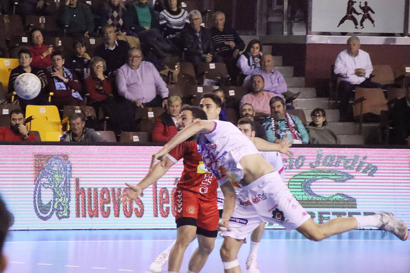 El Abanca Ademar ha superado a Bada Huesca y sigue optando a los primeros puestos de la Liga Plenitude Asobal