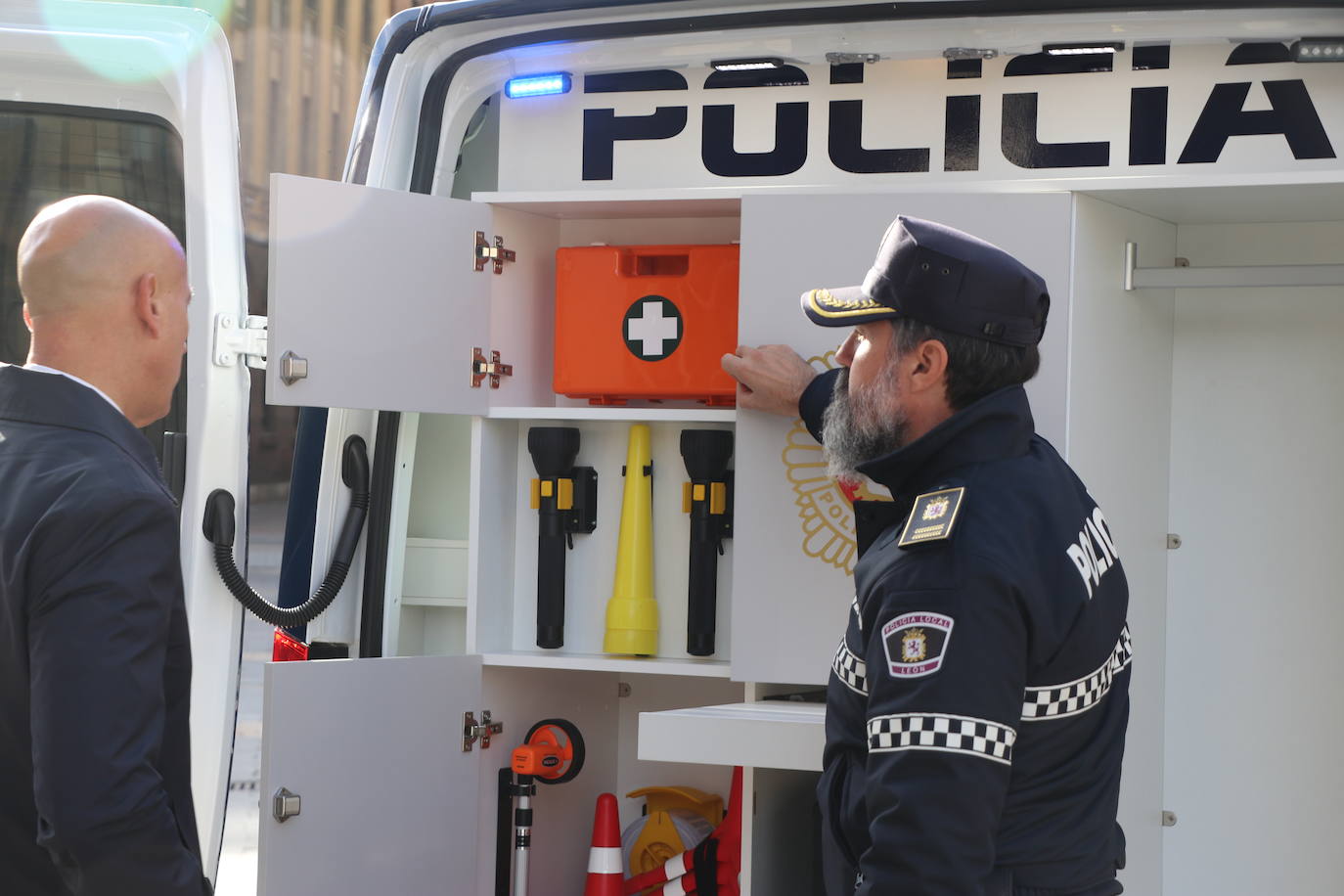 El nuevo vehículo de la Policía Local de León se presenta a los pies de la Catedral. 