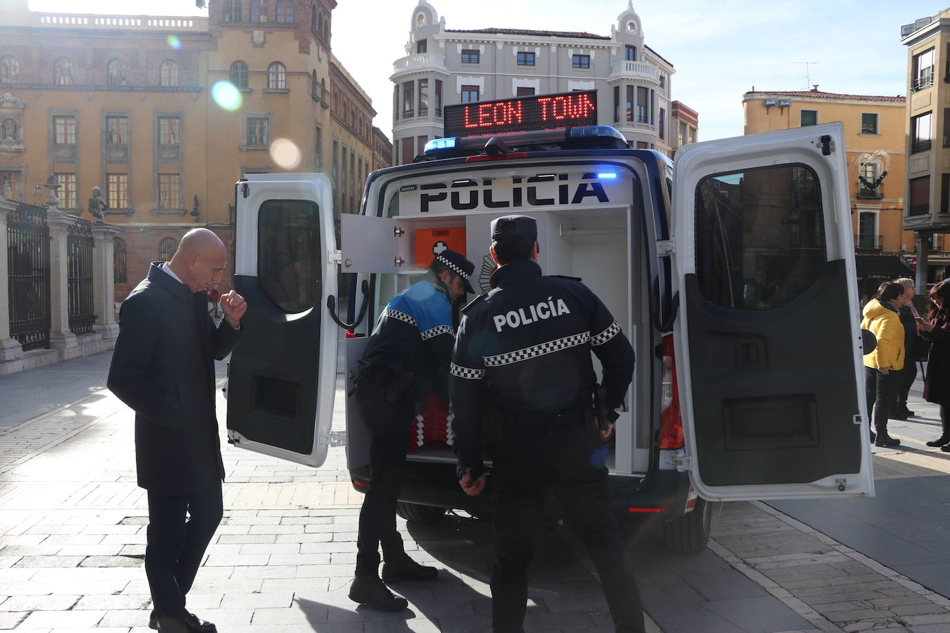 El nuevo vehículo de la Policía Local de León se presenta a los pies de la Catedral. 