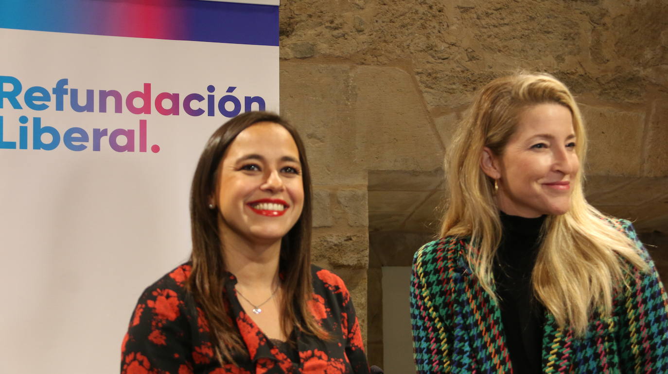 La coordinadora de Ciudadanos Comunidad Valenciana y miembro del Equipo Político para la Refundación, María Muñoz, y la coordinadora de Ciudadanos en Castilla y León, Gemma Villarroel, participan la visita a León de la gira 'Destino Refundación'