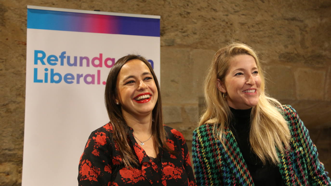 La coordinadora de Ciudadanos Comunidad Valenciana y miembro del Equipo Político para la Refundación, María Muñoz, y la coordinadora de Ciudadanos en Castilla y León, Gemma Villarroel, participan la visita a León de la gira 'Destino Refundación'