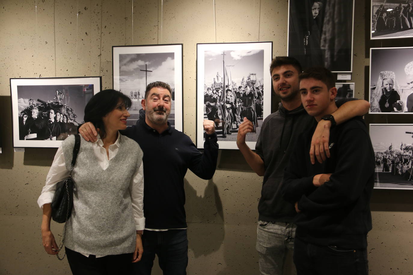 El Corte Inglés expone las obras finalistas del concurso sobre el 33 encuentro nacional de cofradías denominado Passio Legionensis. 