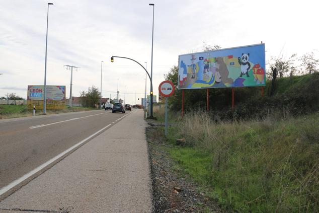 Dibujo realizado por el artista conocido como el 'Banksy' leonés en una valla publicitaria a la entrada de la ciudad por la Carretera de Asturias.