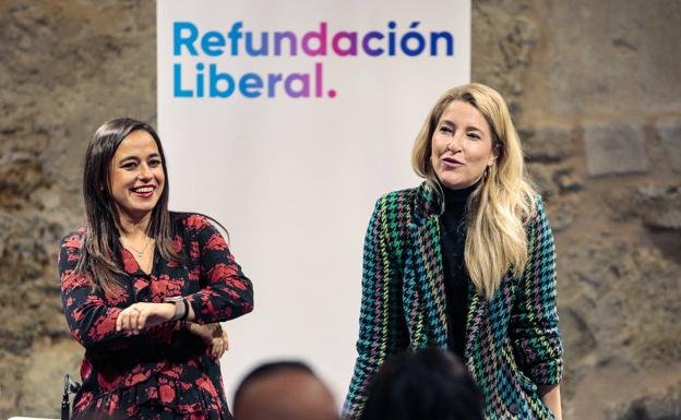 Gemma Villarroel y María Muñoz durante el encuentro con simpatizantes y militantes de Ciudadanos en su camino a la refundación.