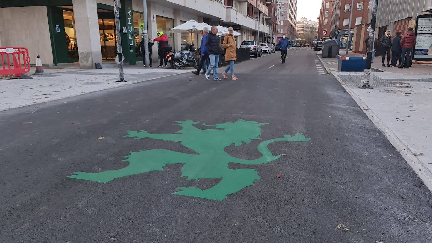 Leones pintados con colores en la calle Señor de Bembibre.