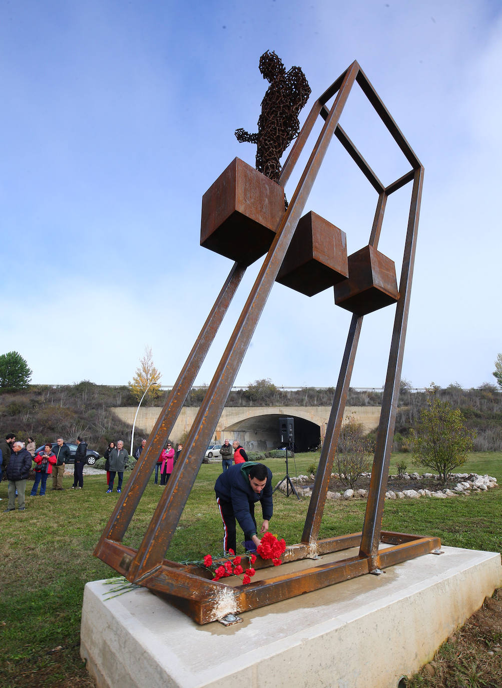 Inauguración de un monumento en homenaje a los republicanos fusilados enterrados en la zona de Montearenas en Ponferrada.