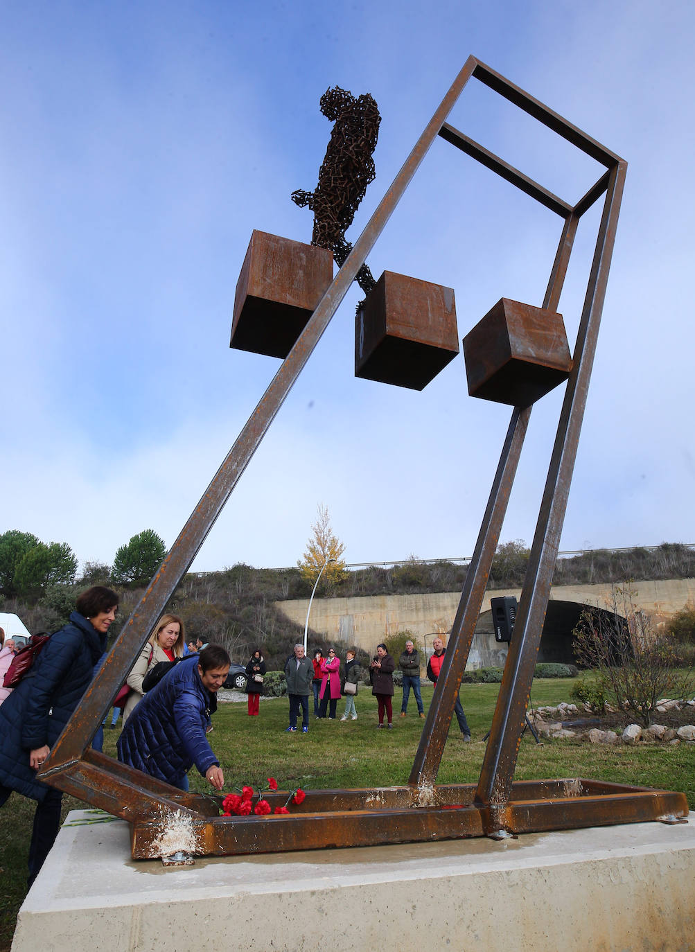 Inauguración de un monumento en homenaje a los republicanos fusilados enterrados en la zona de Montearenas en Ponferrada.