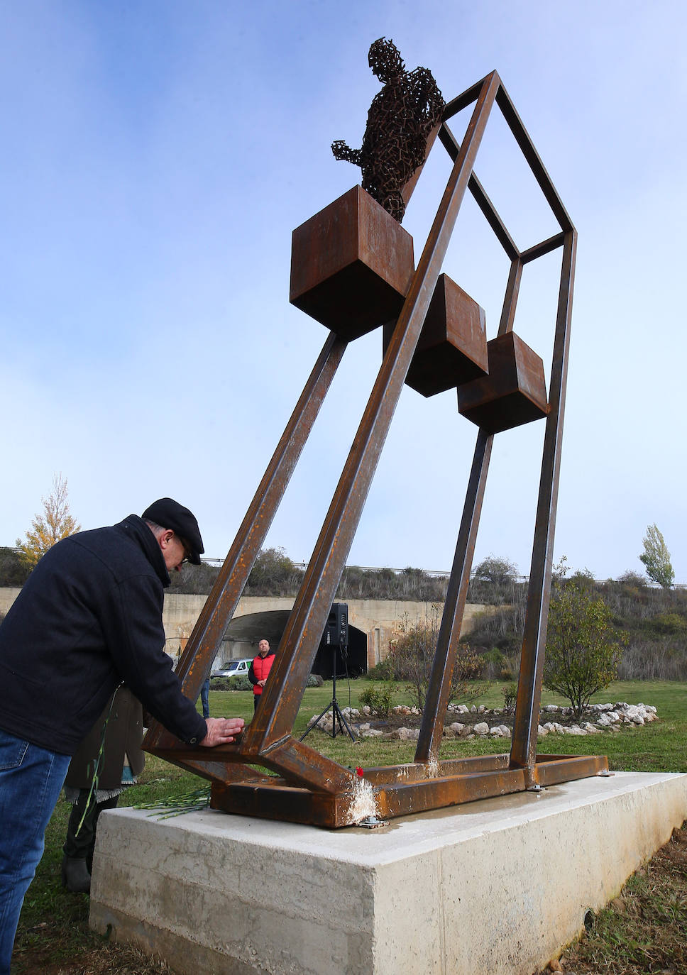 Inauguración de un monumento en homenaje a los republicanos fusilados enterrados en la zona de Montearenas en Ponferrada.