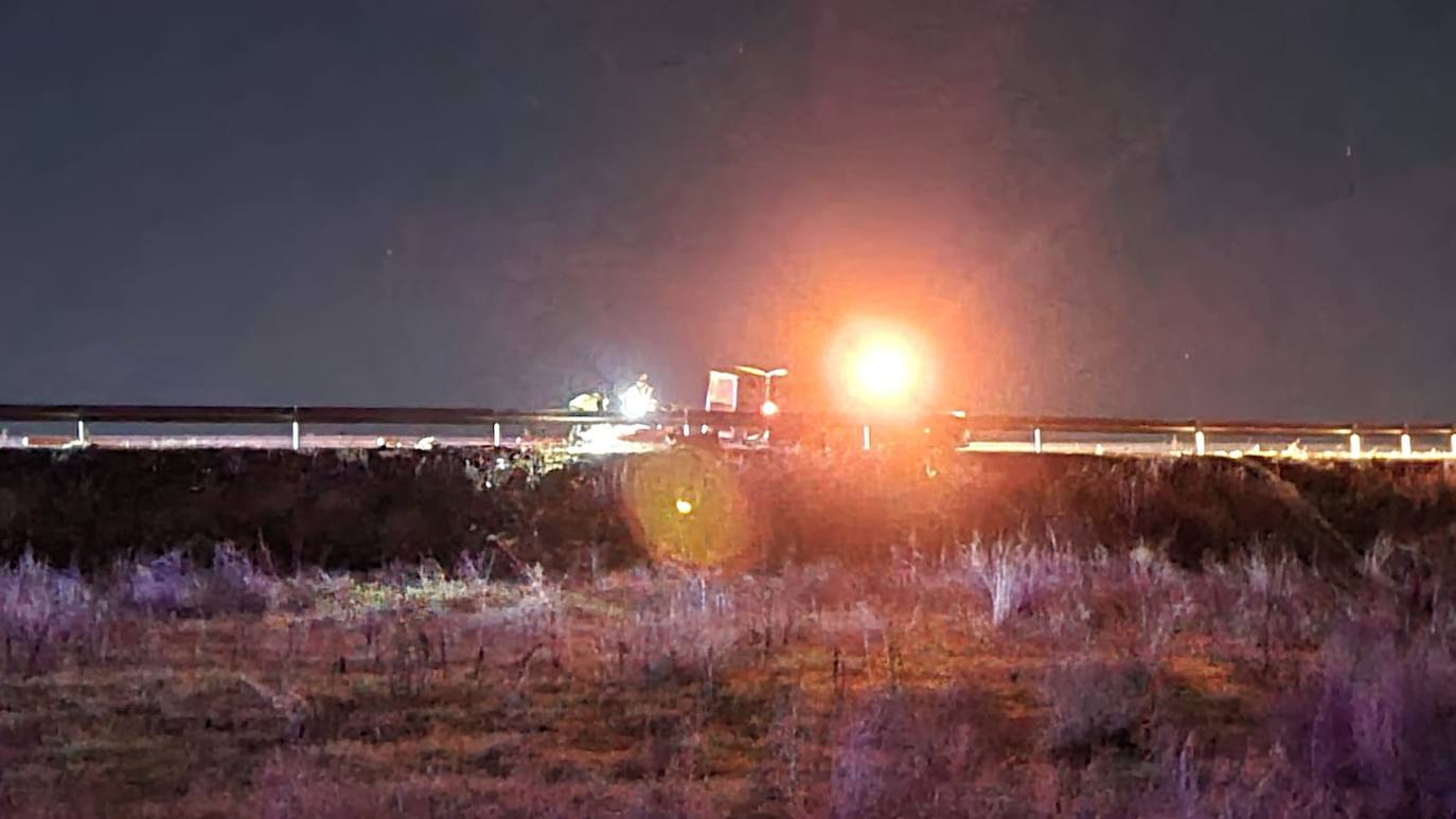 Efectivos y cuerpos de seguridad en el lugar del accidente de este sábado. 