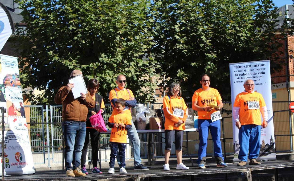 Marea naranja en la II Marcha solidaria por la salud mental en el Bierzo en 2019. 