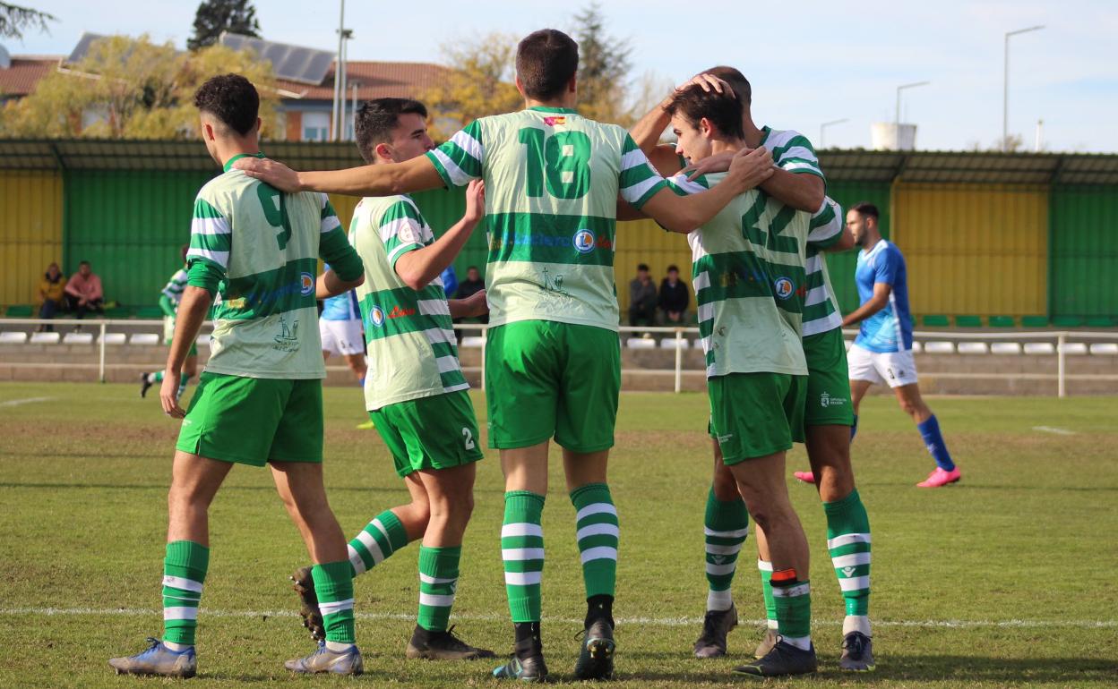 Los jugadores de La Virgen celebran uno de sus goles.