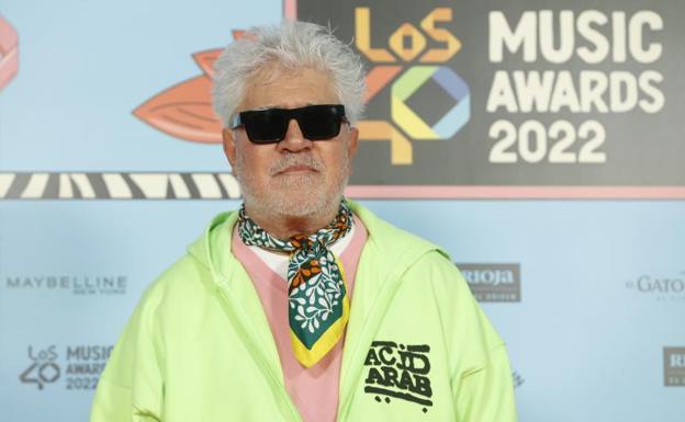 Imagen principal - Pedro Almodóvar, Manu Carrasco con su mujer y Anitta. 