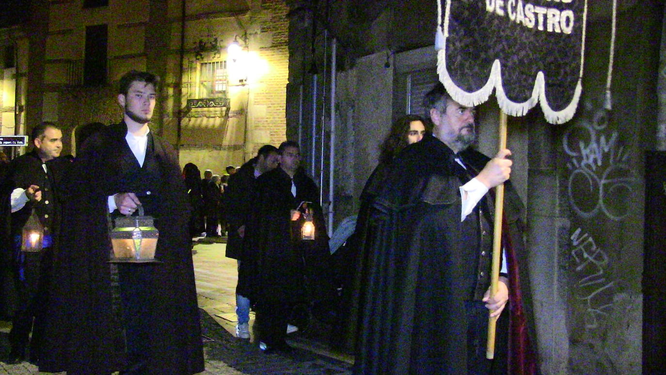 La Cofradía de Nuestra Señora de la Piedad y Ánimas del Santo Malvar, encargada de los entierros de los más pobres de la capital, recupera su procesión de difuntos con una celebración austera, pero muy emotiva