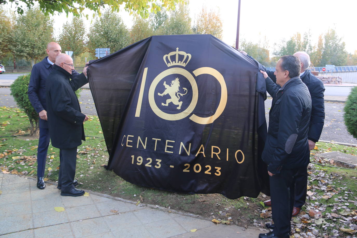 Acto de inauguración de la escultura en honor a la Cultural en la rotonda. 