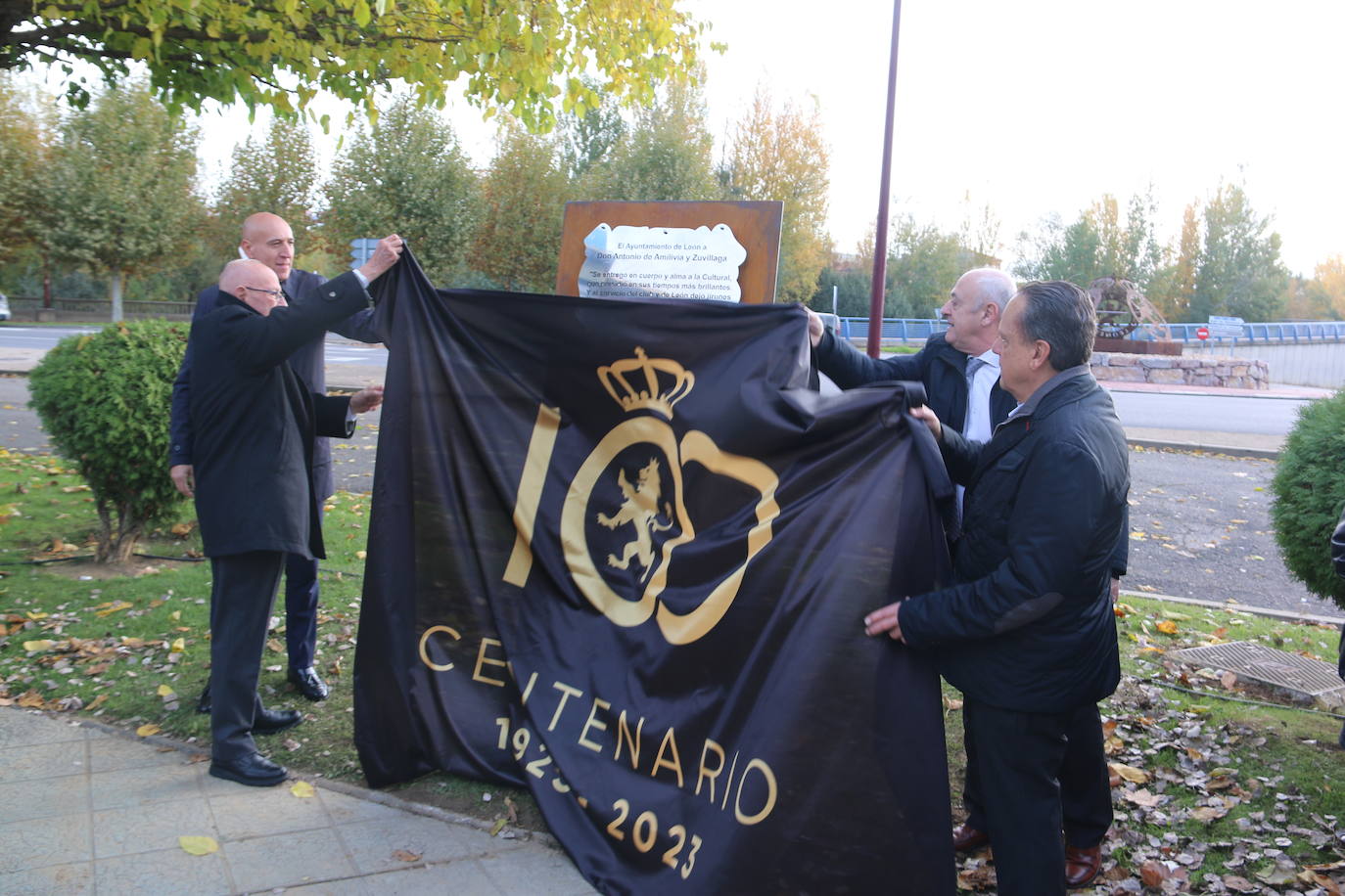 Acto de inauguración de la escultura en honor a la Cultural en la rotonda. 