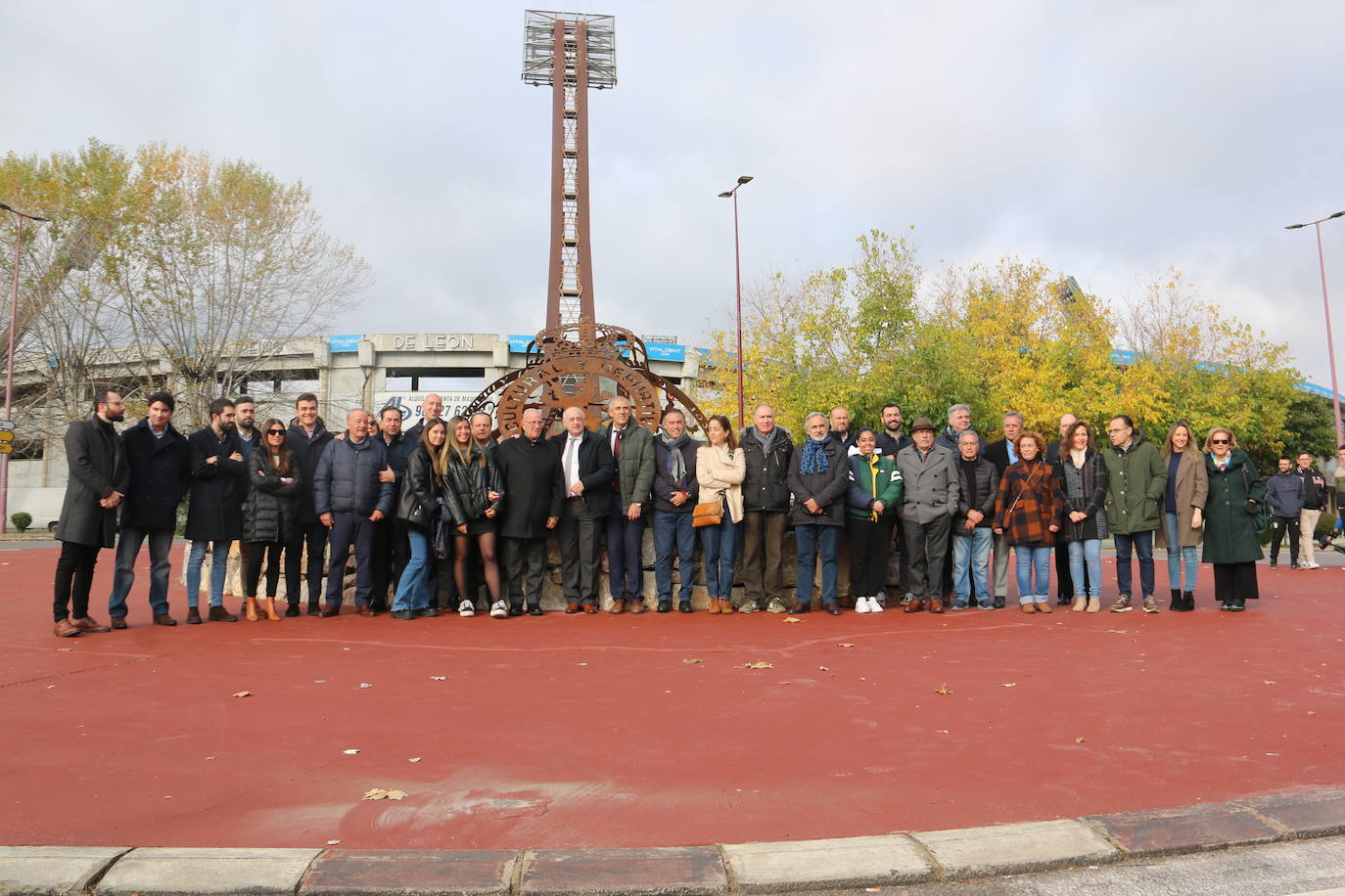 Acto de inauguración de la escultura en honor a la Cultural en la rotonda. 