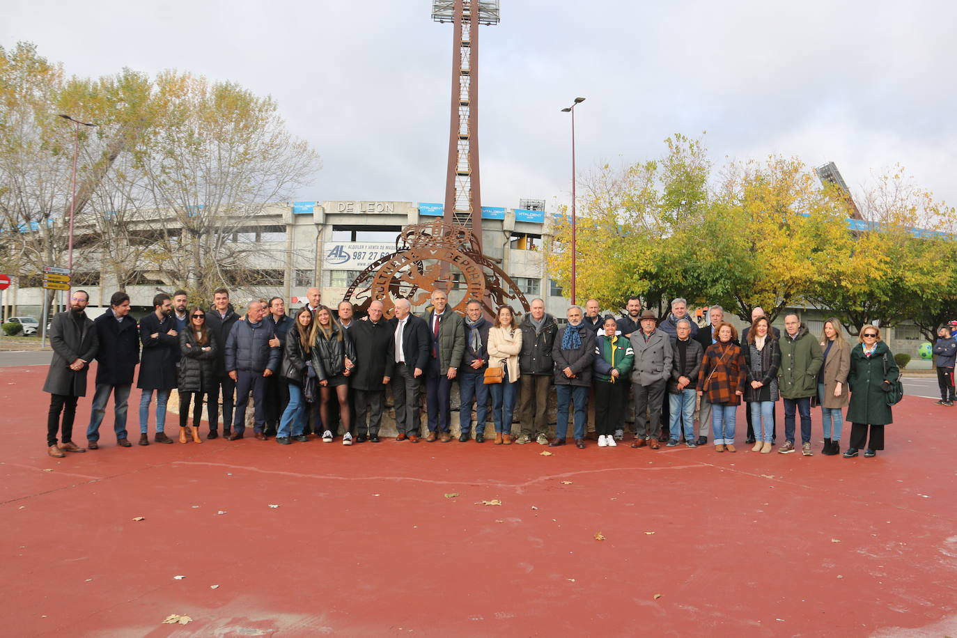 Acto de inauguración de la escultura en honor a la Cultural en la rotonda. 