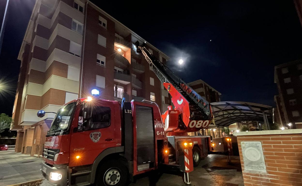 Camión escalera de Bomberos de León en el lugar del incidente. 