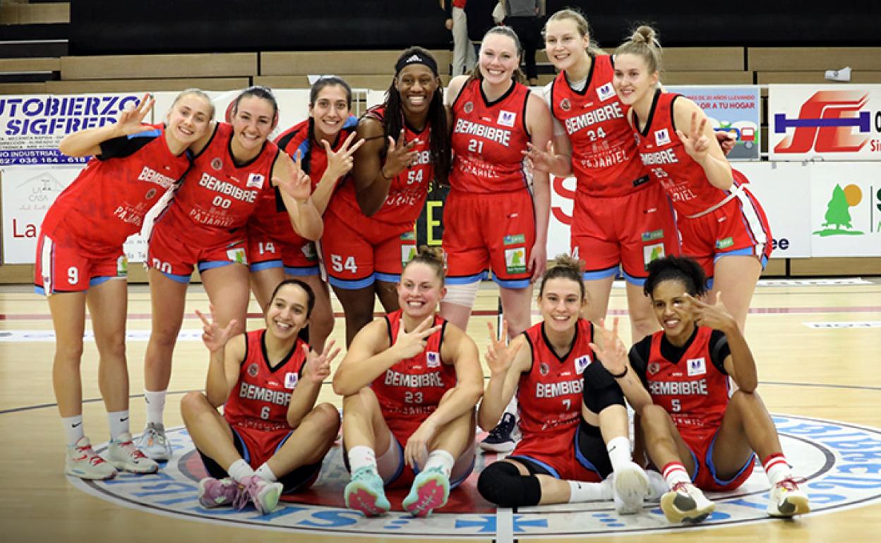 Las jugadoras bercianas celebraron sobre la pista este importante triunfo.