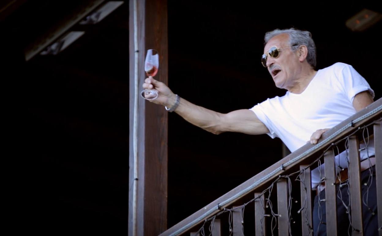 José Luis Prada brinda desde uno de los balcones del Palacio de Canedo. 