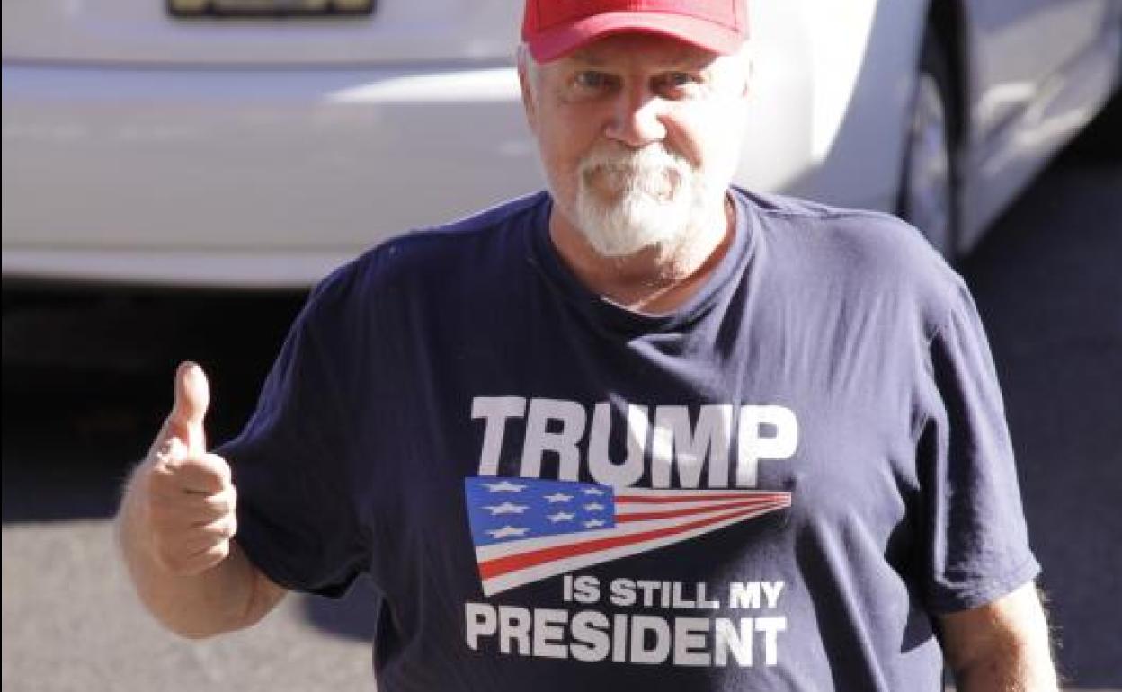 Un hombre visteuna camisa que dice 'Trump sigue siendo mi presidente' a su llegada para asistir a una charla del candidato republicano a gobernador de Pensilivania en Feasterville-Trevose.