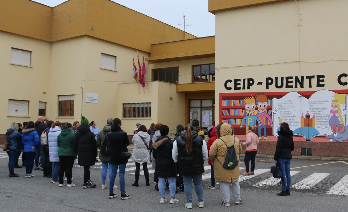 Un grupo de padres de los alumnos del centro planean distintas acciones para agilizar la instalación de la caldera en el colegio y que los alumnos y profesores puedan dar clase con calefacción