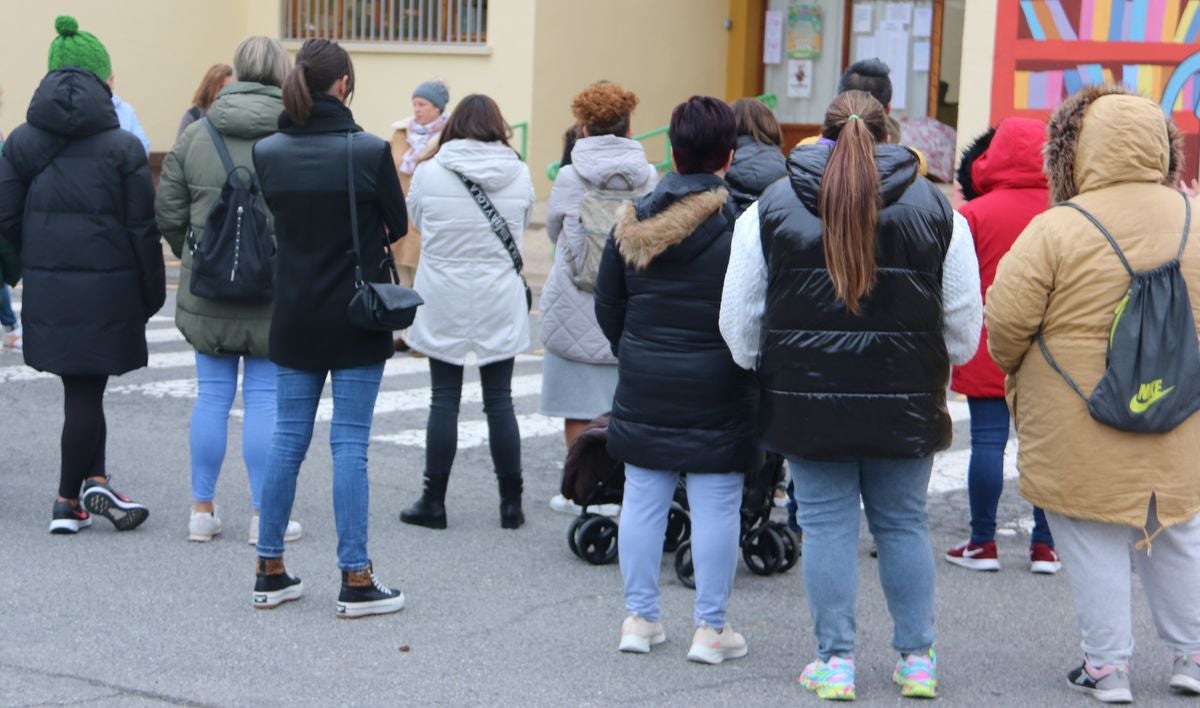 Un grupo de padres de los alumnos del centro planean distintas acciones para agilizar la instalación de la caldera en el colegio y que los alumnos y profesores puedan dar clase con calefacción