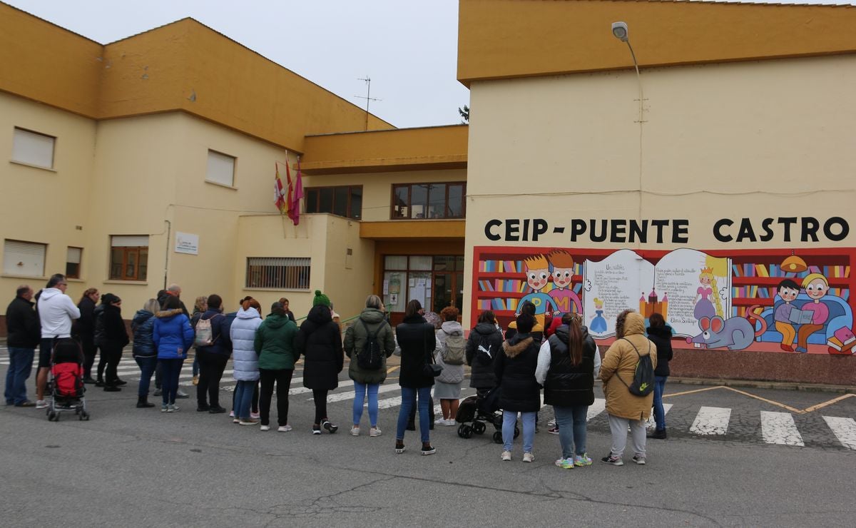 Un grupo de padres de los alumnos del centro planean distintas acciones para agilizar la instalación de la caldera en el colegio y que los alumnos y profesores puedan dar clase con calefacción