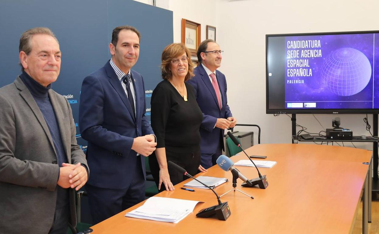 El alcalde de Palencia, Mario Simón ; y la presidenta de la Diputación, Ángeles Armisén, presentan la candidatura de Palencia como sede de la Agencia Espacial Española, junto a los portavoces del ayuntamiento,Alfonso Polanco(D) y Urbano Revilla,(D).