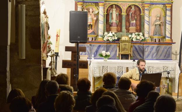 Un instante de la actuación realizada en la iglesia de Horcadas. 