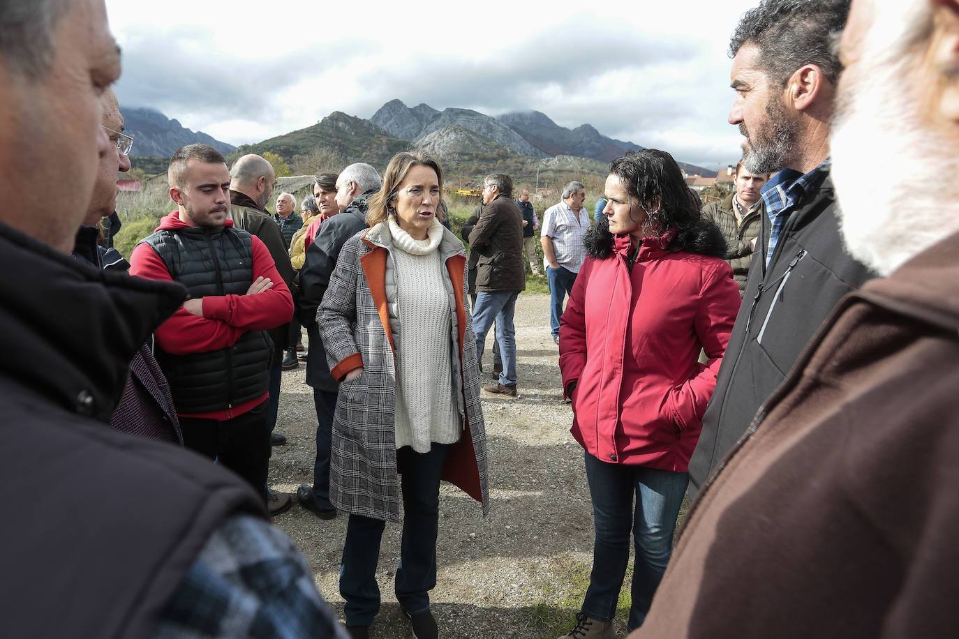 La secretaria general del Partido Popular presenta la estrategia nacional para garantizar la supervivencia de la ganadería extensiva