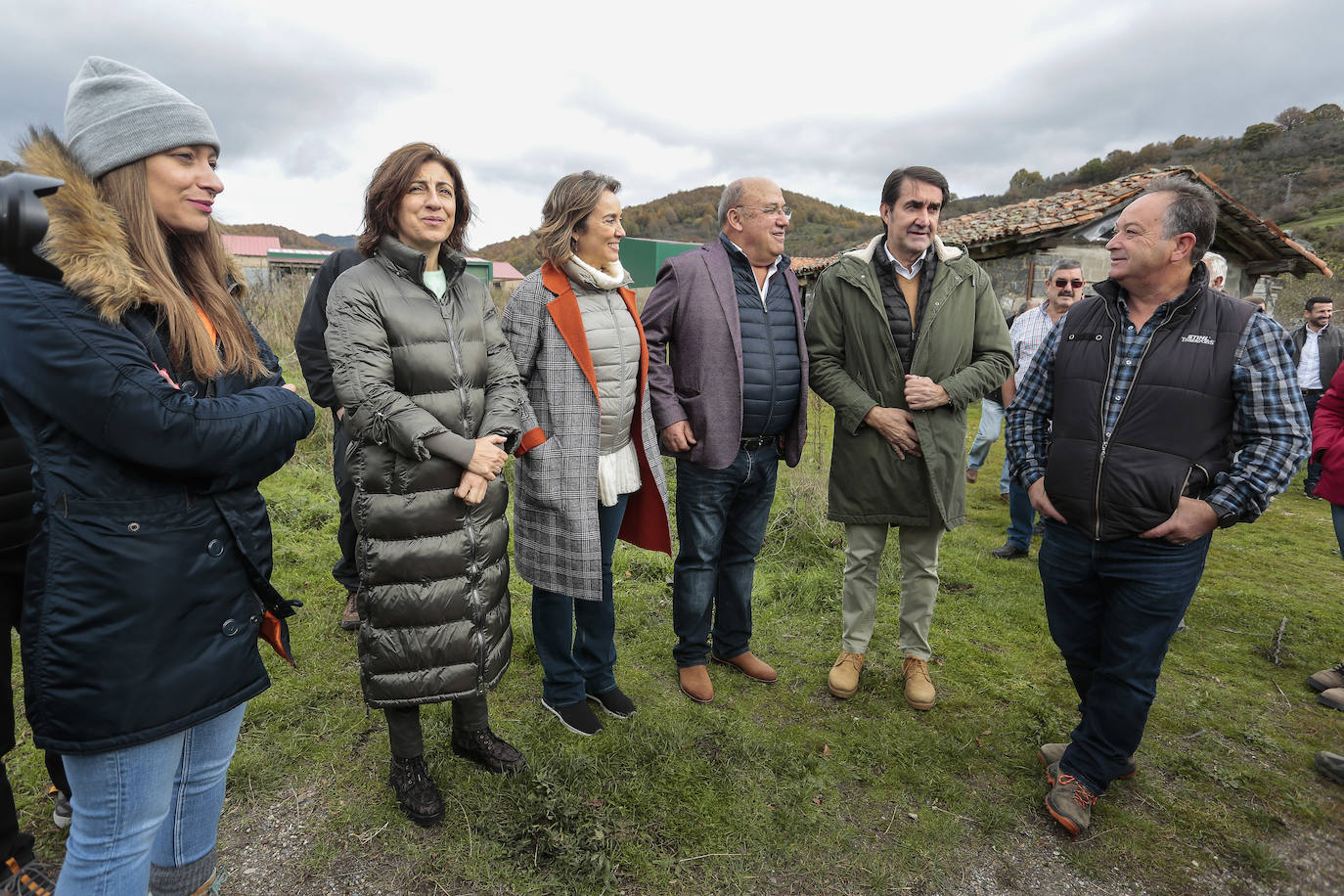 La secretaria general del Partido Popular presenta la estrategia nacional para garantizar la supervivencia de la ganadería extensiva