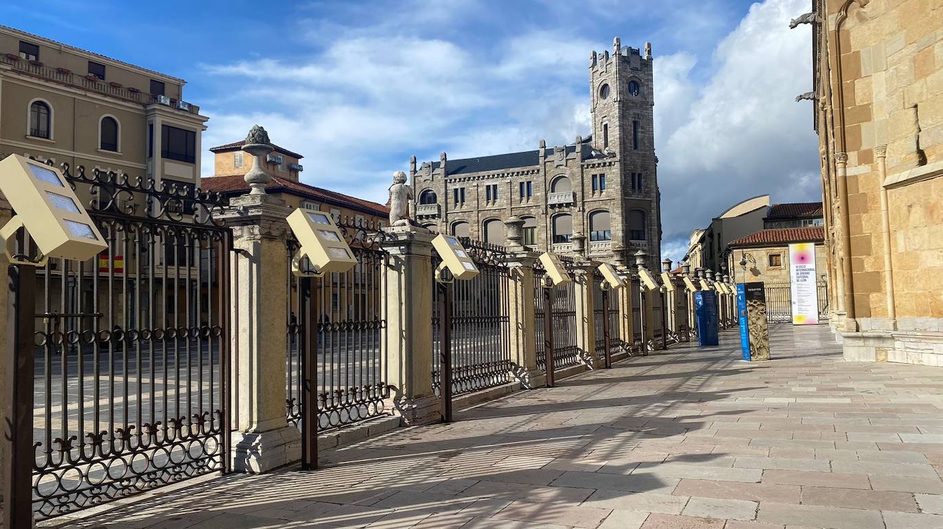 El consistorio acomete la renovación de las luminarias del exterior de la Pulchra que por importe de 223.000 euros ahorrará en la factura de la luz y disminuirá la contaminación lumínica | Se incluye además un nuevo cuadro de control de las luces.