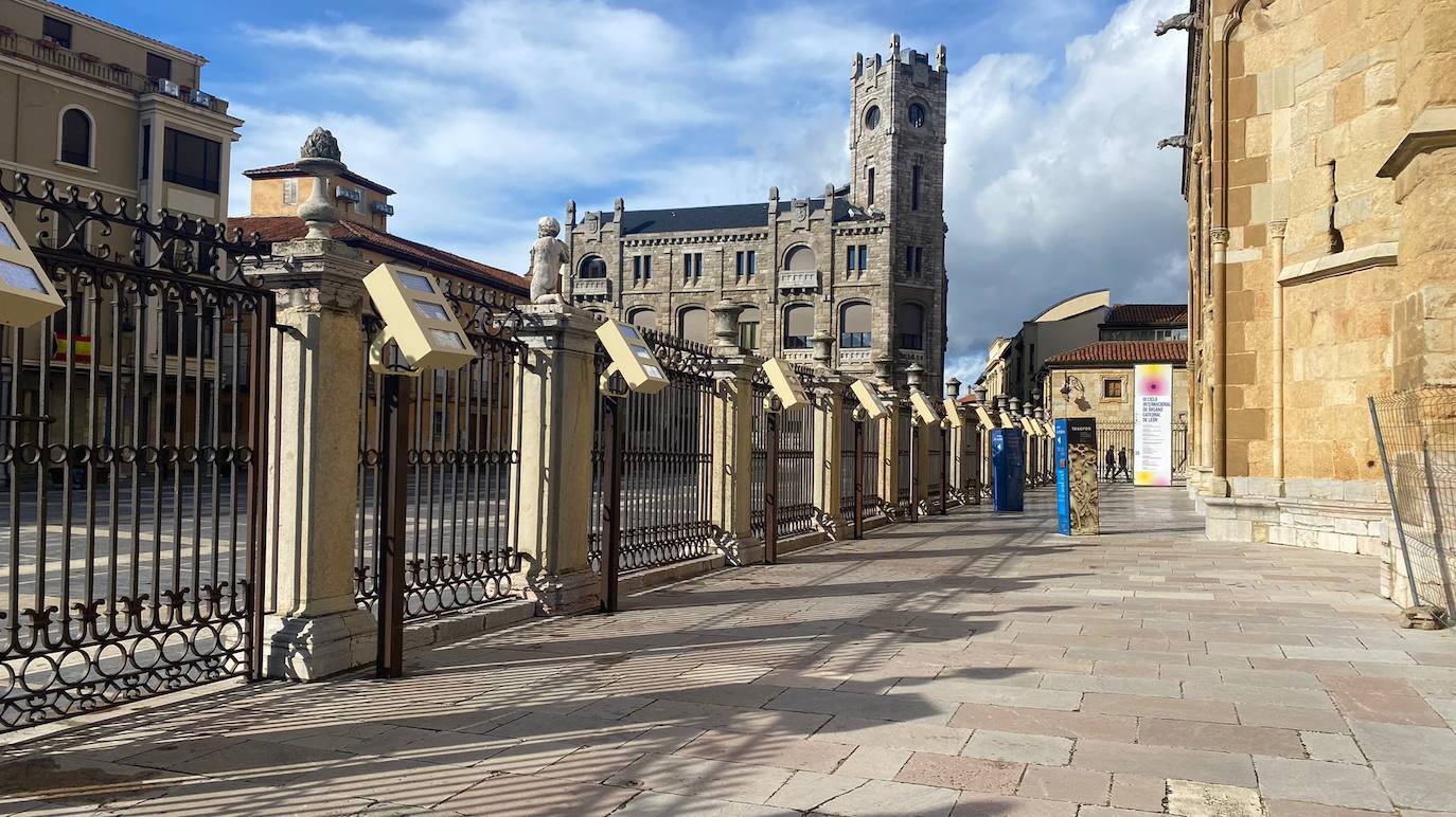 El consistorio acomete la renovación de las luminarias del exterior de la Pulchra que por importe de 223.000 euros ahorrará en la factura de la luz y disminuirá la contaminación lumínica | Se incluye además un nuevo cuadro de control de las luces.