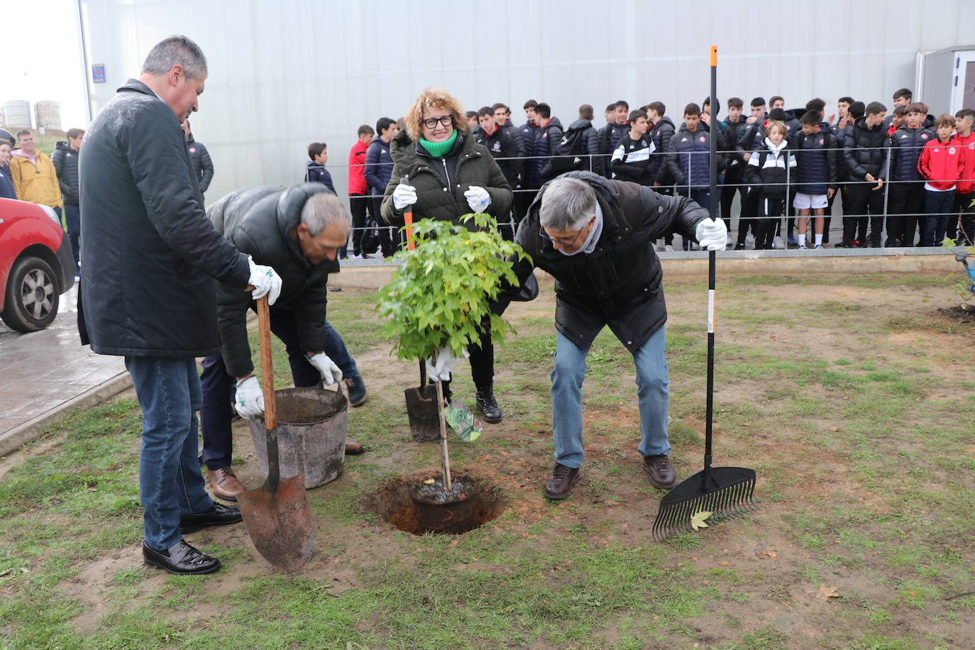 El conjunto leonés cumple con esta iniciativa y planta cinco árboles para tratar de reducir la huella de carbono en León.