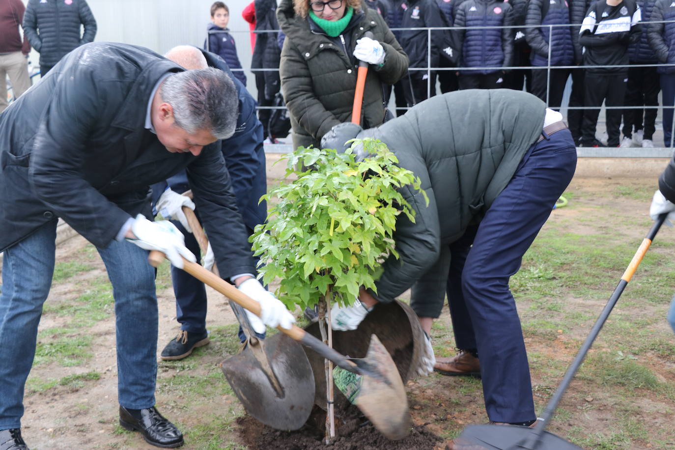 El conjunto leonés cumple con esta iniciativa y planta cinco árboles para tratar de reducir la huella de carbono en León.