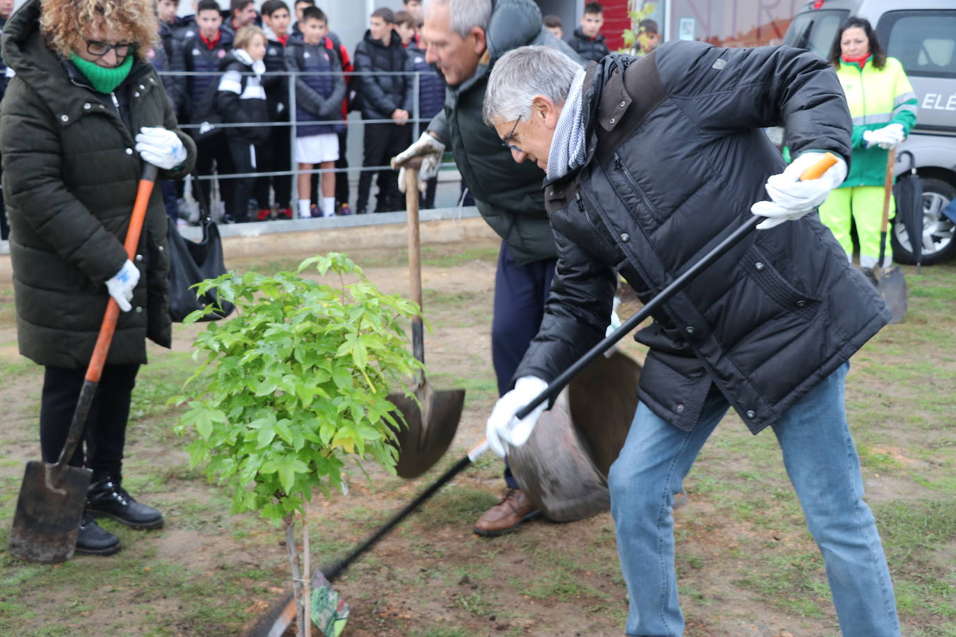 El conjunto leonés cumple con esta iniciativa y planta cinco árboles para tratar de reducir la huella de carbono en León.